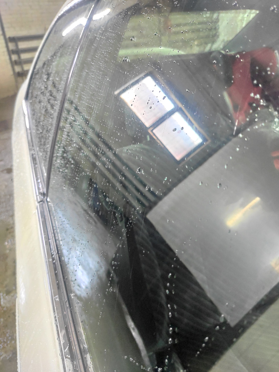 Нанес на зеркала и зоны арок, куда чаще всего прилетает грязь от колес — Toyota Chaser (100)