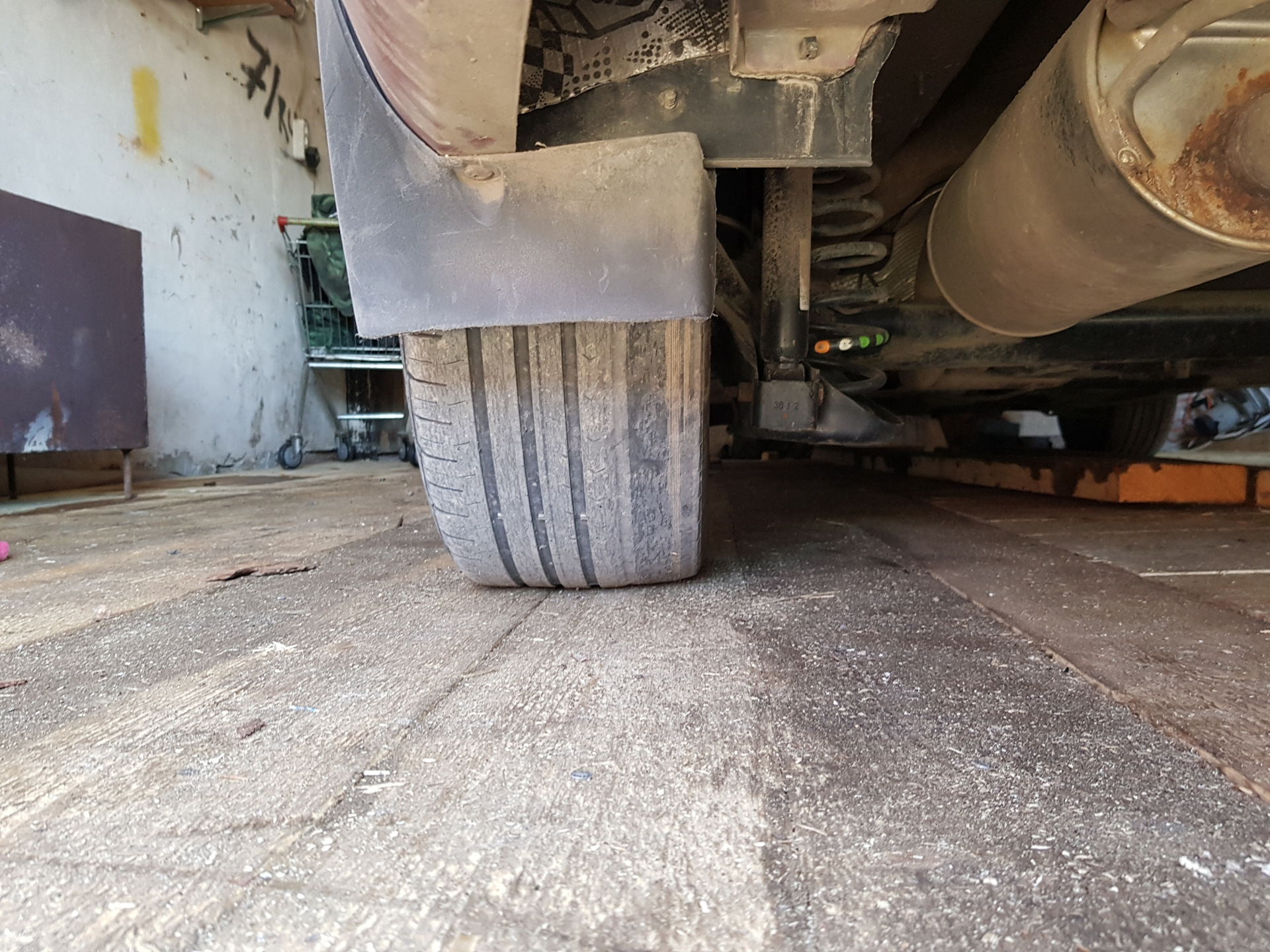 Износ задней резины — Volkswagen Polo Sedan, 1,6 л, 2012 года | просто ...