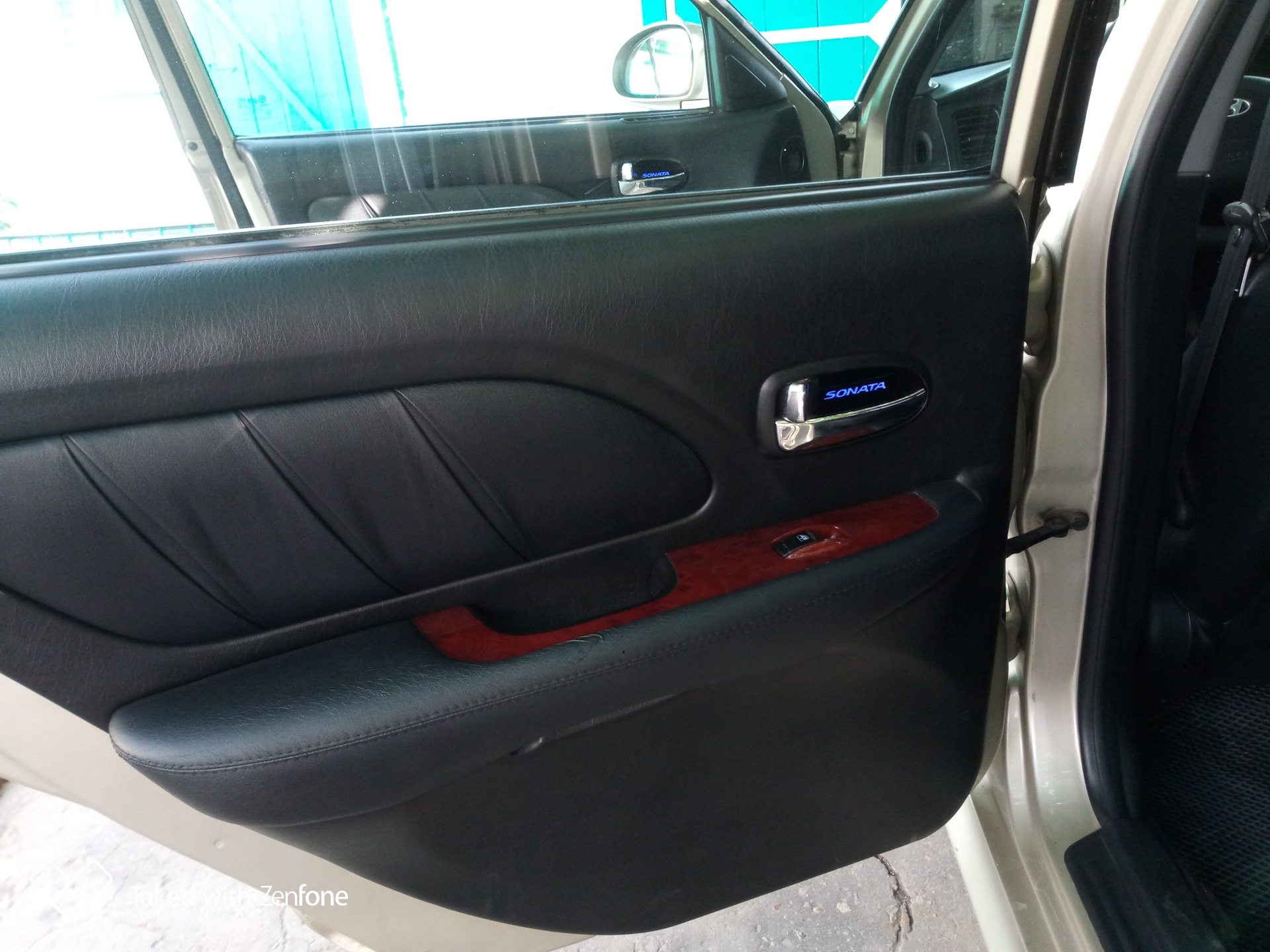 Как снять обшивку двери соната тагаз Подсветка ручек открывания дверей - Hyundai Sonata IV (EF), 2,7 л, 2006 года акс