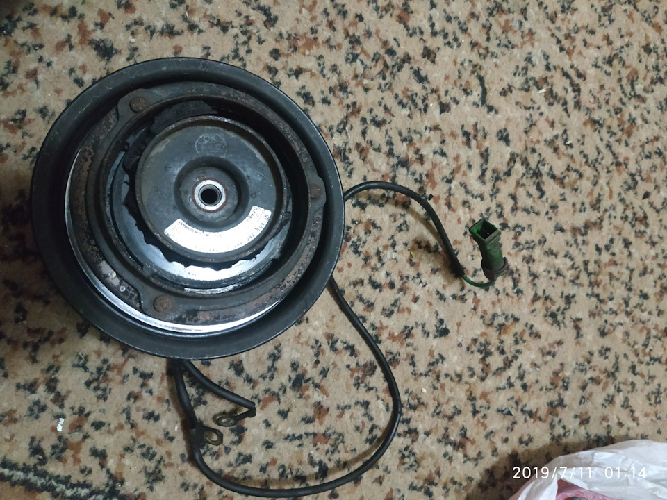 Электромуфта кондиционера — Volkswagen Passat Variant (B5), 1,9 л, 2002 ...