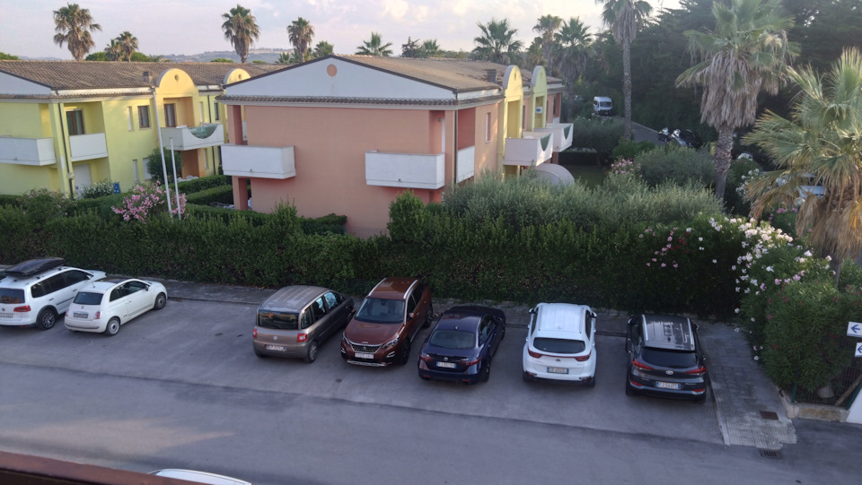 Кот рассказывает коллегам откуда он приехал и что тоже когда-то жил в Европе. Но т.к. он это рассказывал по-французски с сильным белорусским акцентом, то я отчетливо слышал как стоящая рядом Альфа сказала Mamma mia! — Peugeot 3008 (2G)