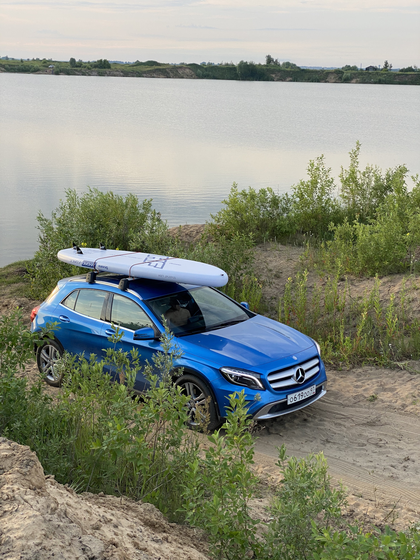 Перевозка Sup board на багажнике — Mercedes-Benz GLA-Class (X156), 2 л,  2014 года | аксессуары | DRIVE2