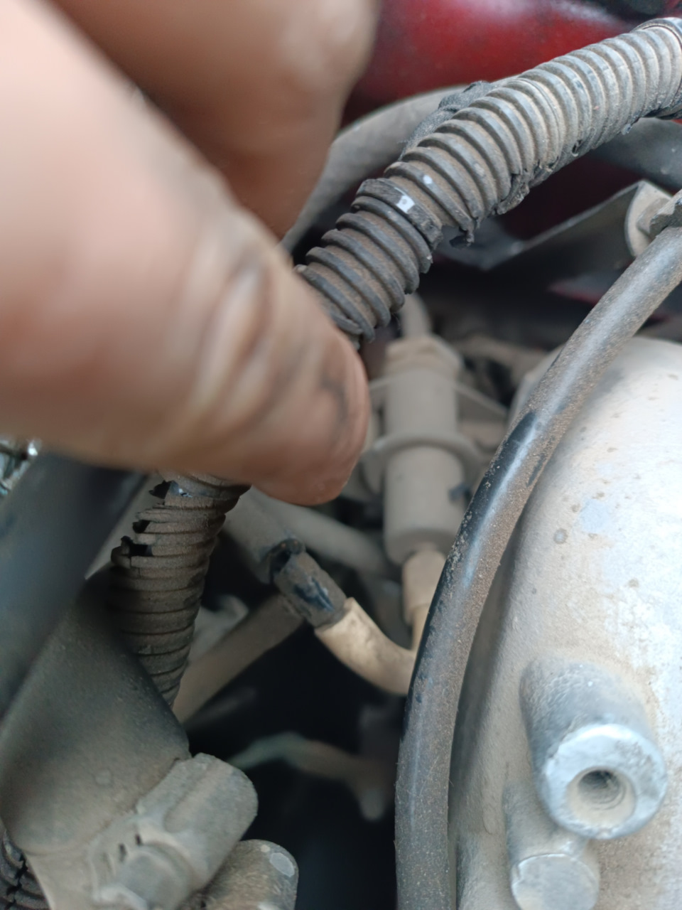 Выходит выхлоп/воздух при заведённом двигателе из этого "клапана" (Нива ...