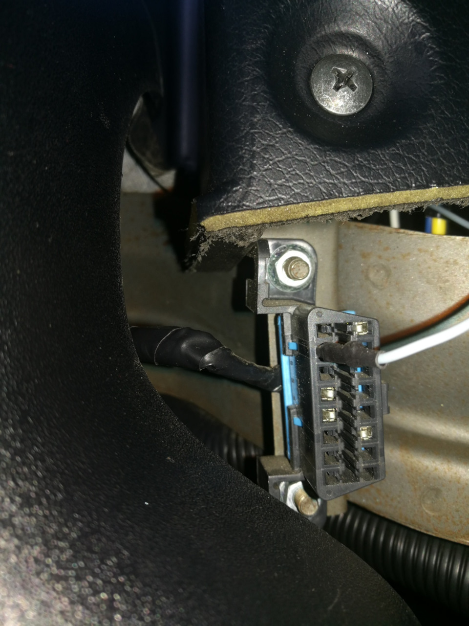 Скрестил воедино выкидной ключ Киа, чипы иммобилайзера, брелок ...