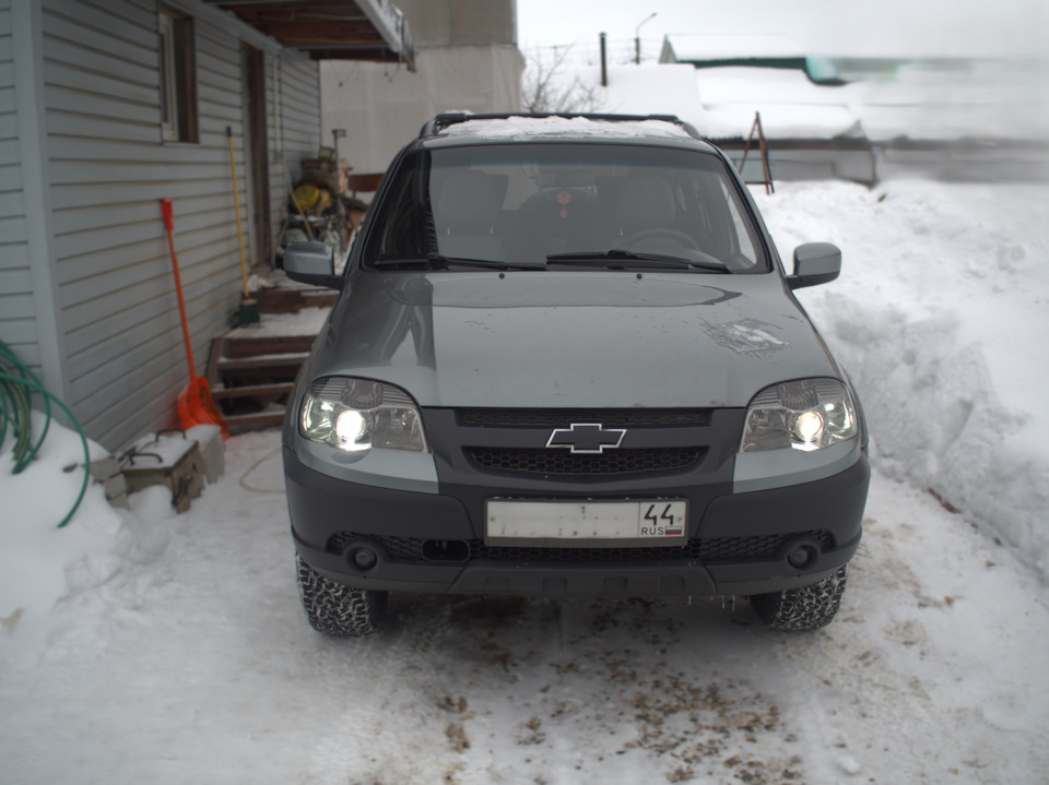 Замена значка под чОрный стиль — Chevrolet Niva (1G)