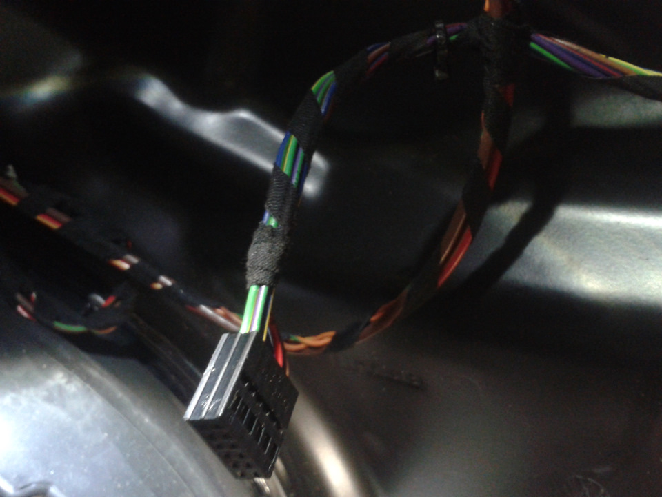 Пины штекера на блоке управления дверью с первого по шестой — Volkswagen Touareg (1G)