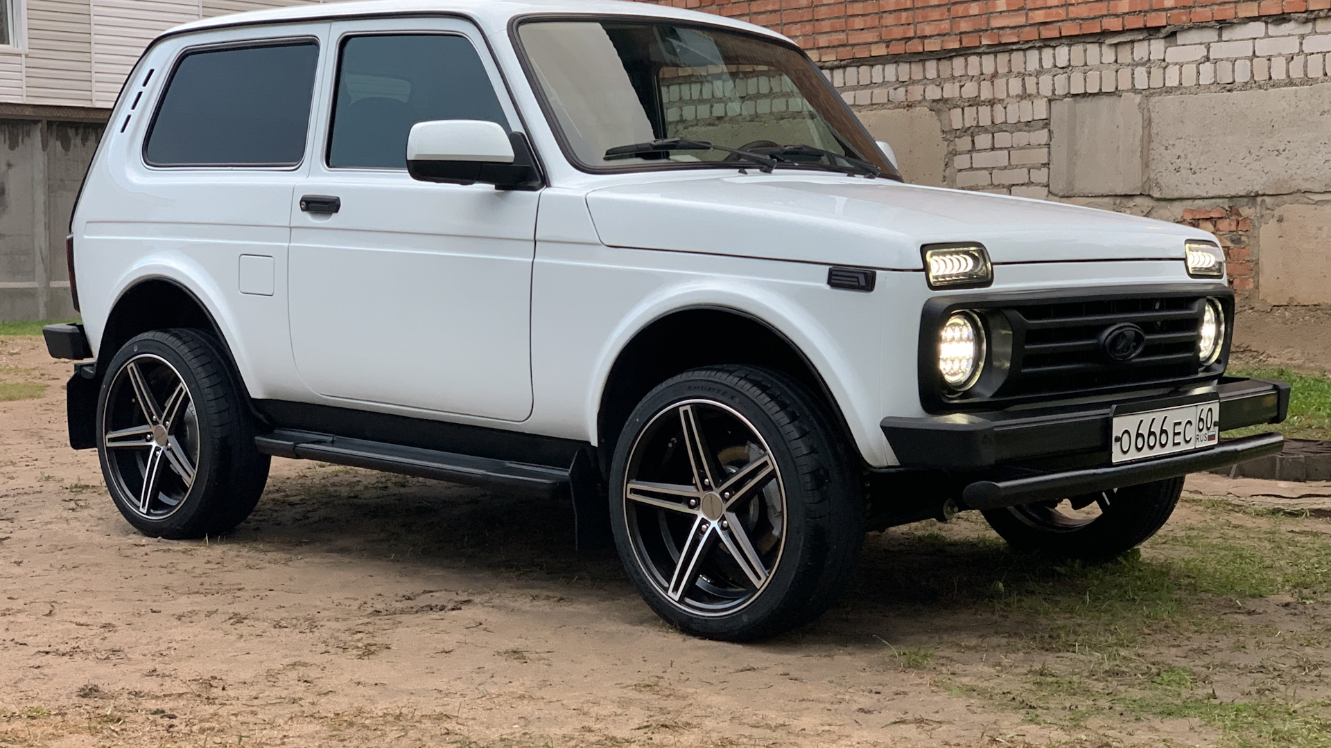 Lada 4x4 3D 1.7 бензиновый 2014 | white/black/18 Vossen на DRIVE2