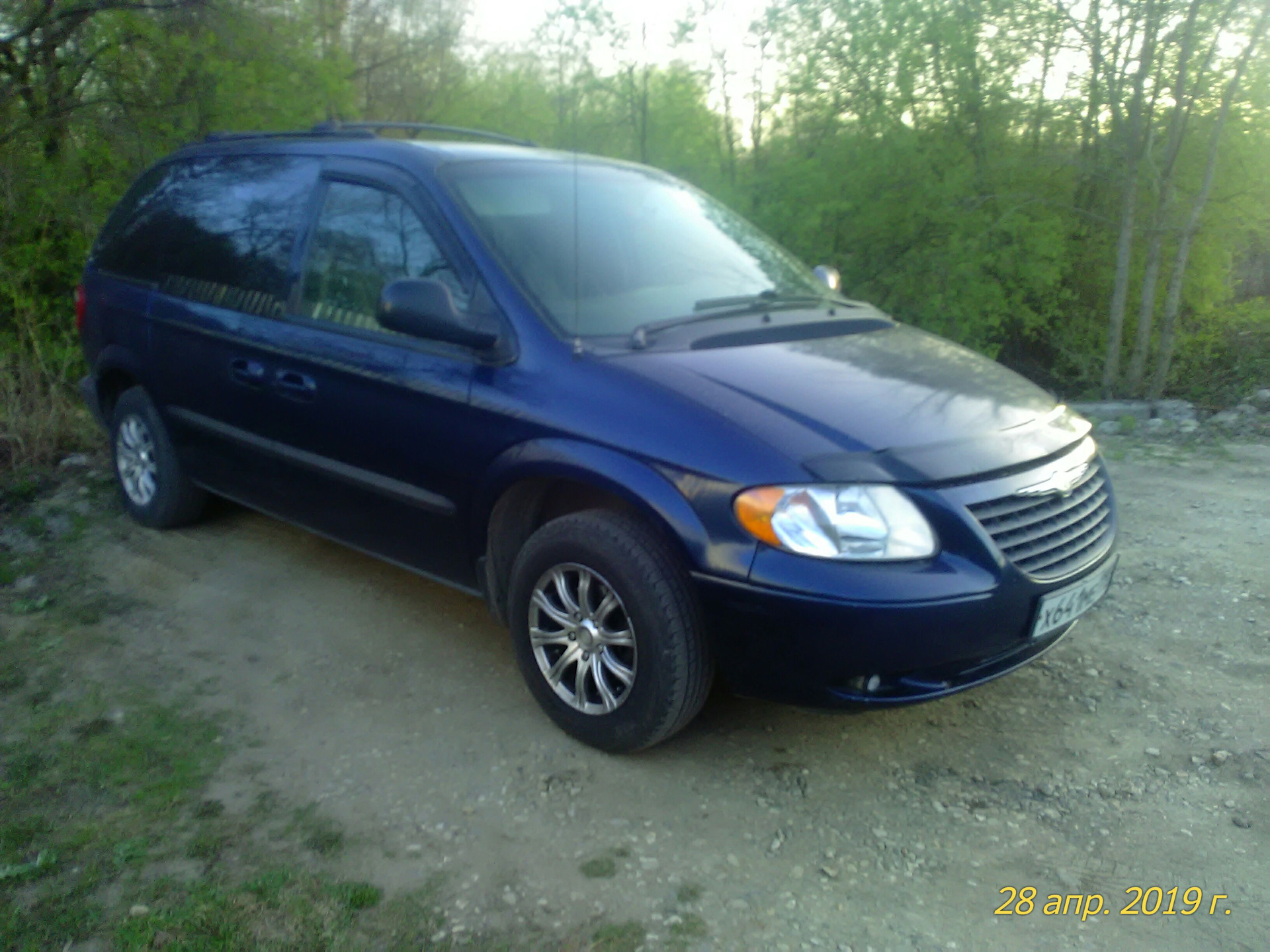 Крайслер вояджер 2002 2.4. Крайслер Вояджер 2002. Chrysler Voyager 2002 между водителем и пассажиром столик. Фото снизу Крайслер Вояджер 2002 год. Крайслер Вояджер 2002 года какое масло в двигатель оригинал.