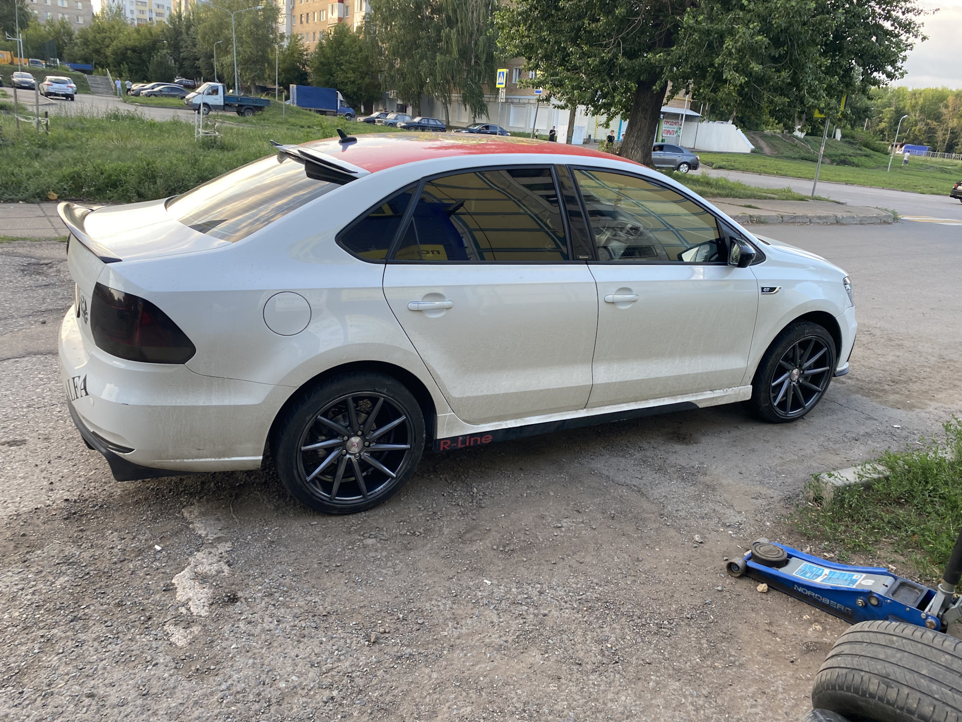 Тормозные диски с перфорацией вкруг — Volkswagen Polo Sedan, 1,6 л ...