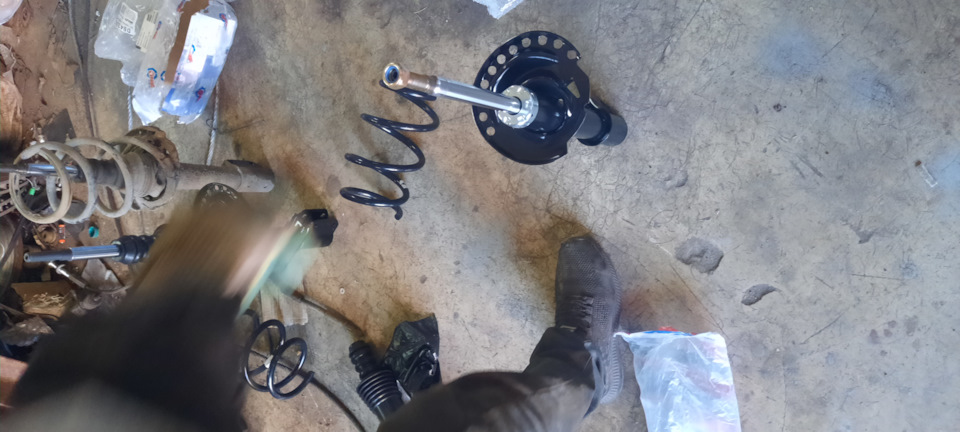 Логан 2 8кл. Замена передней подвески . — Renault Logan (2G), 1,6 л ...