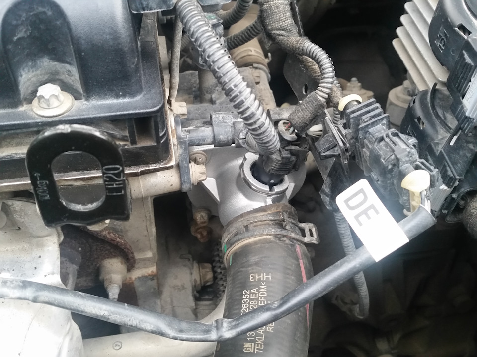 6. Как снять датчик с термостата. Как снять датчик с термостата. Toyota avensis 2007 лампа ближнего света. Датчик включения вентилятора опель астра h 1.