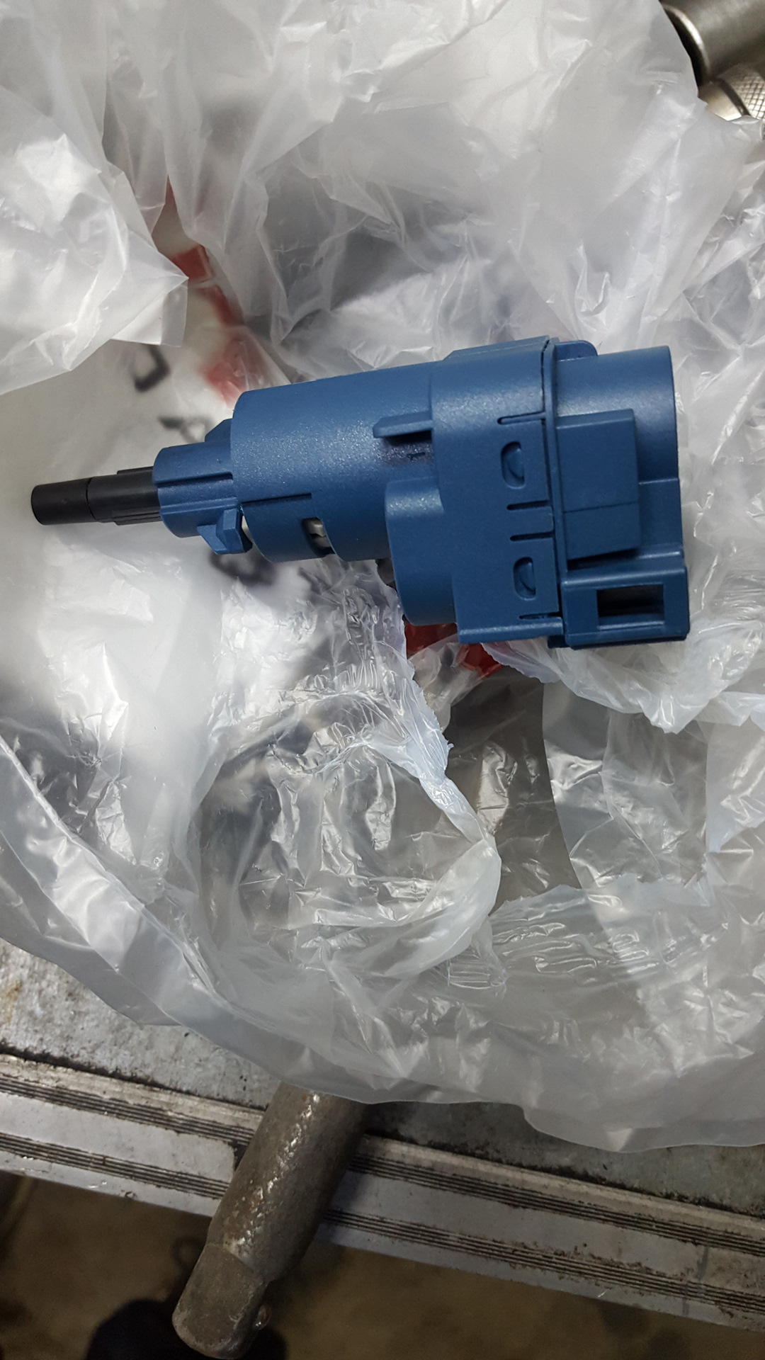 Замена датчика педали сцепления ч.1 — Skoda Octavia A4 Mk1, 1,8 л, 2006 ...