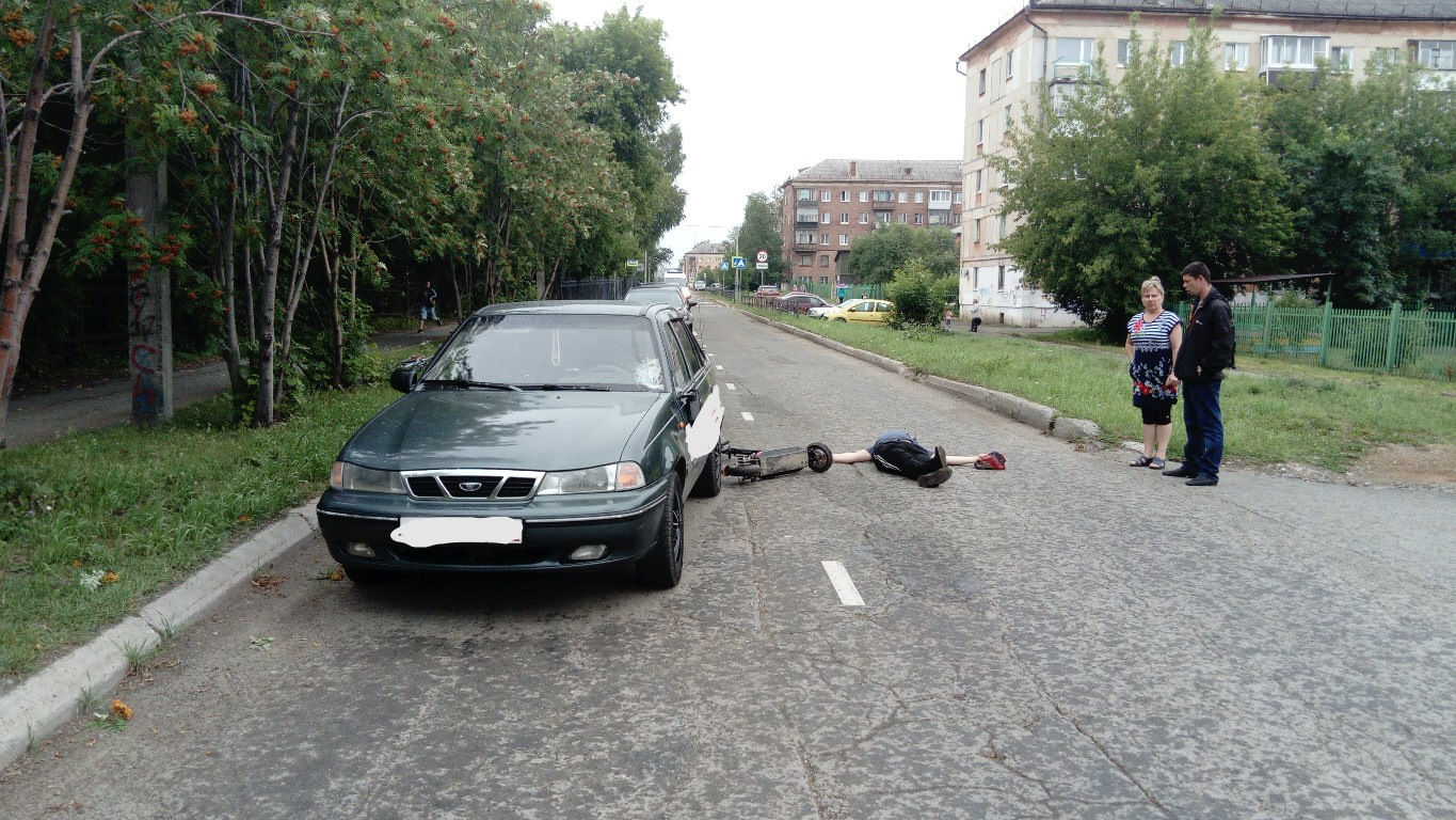 Человек падает с электросамоката