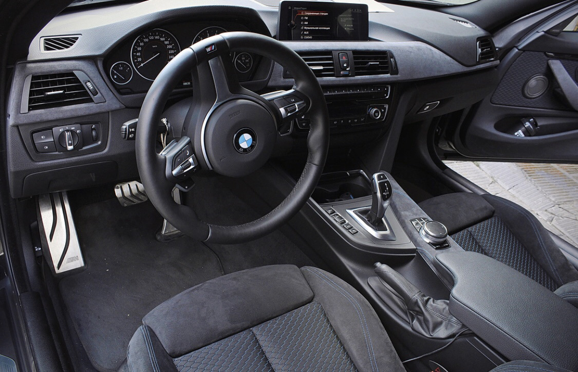 Планки салона в пленку карбон и алькантару и замена подстаканников от LCI - BMW