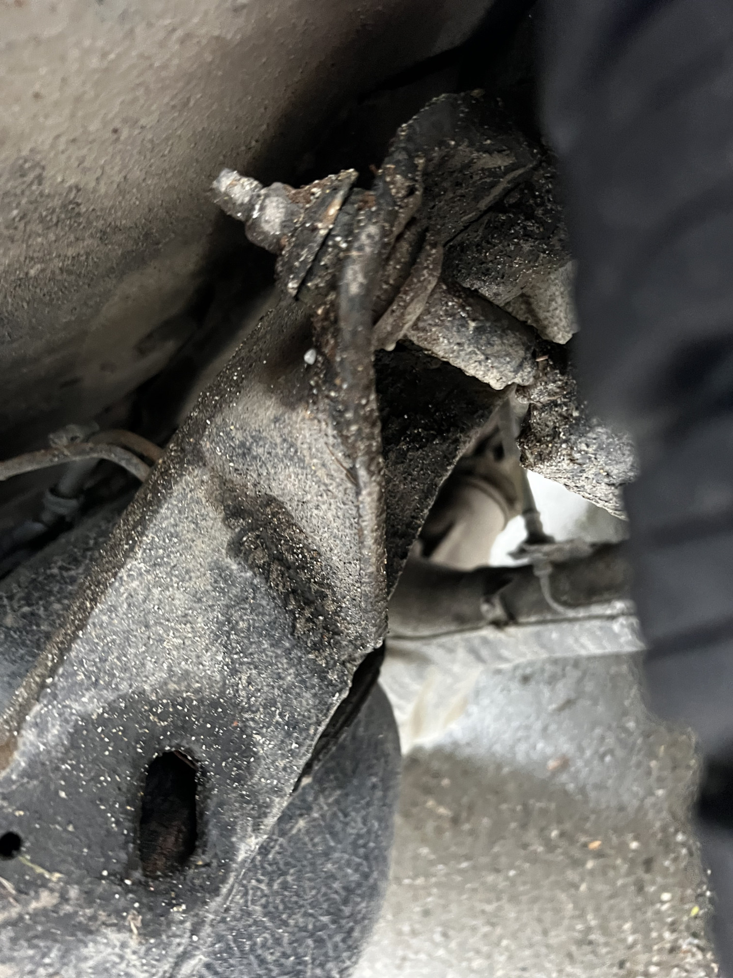 Крепление балки к лонжерону ваз 2114. Вырвало крепление. Крепление заднего амортизатора ваз 2104. Заз сенс оторвало балку. Вырвало крепление.