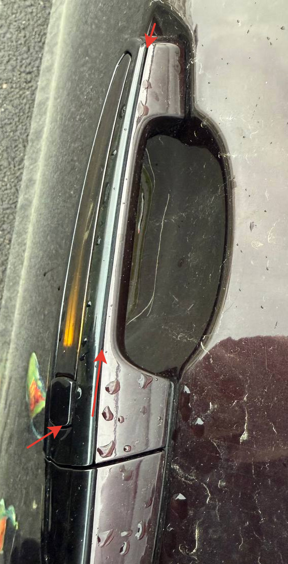 Вода затекает между корпусом ручки и её декоративной накладкой. — Cadillac XT6