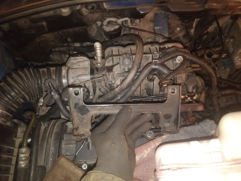 Снимаем патрубок подачи отопителя — Chevrolet Lacetti Sedan, 1,6 л ...