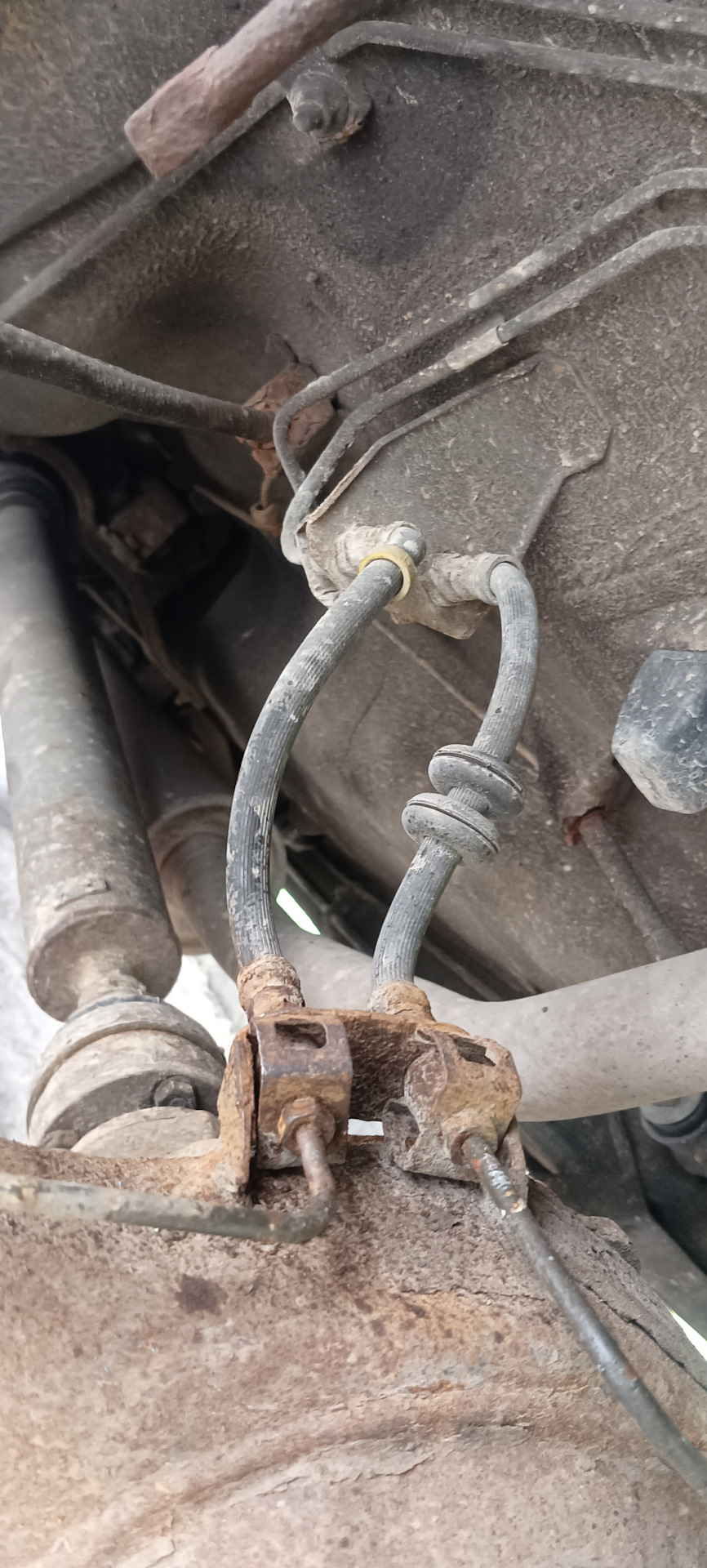 Задние пружины, тормозные трубки, трос ручника. — Chevrolet Niva GLX, 1 ...