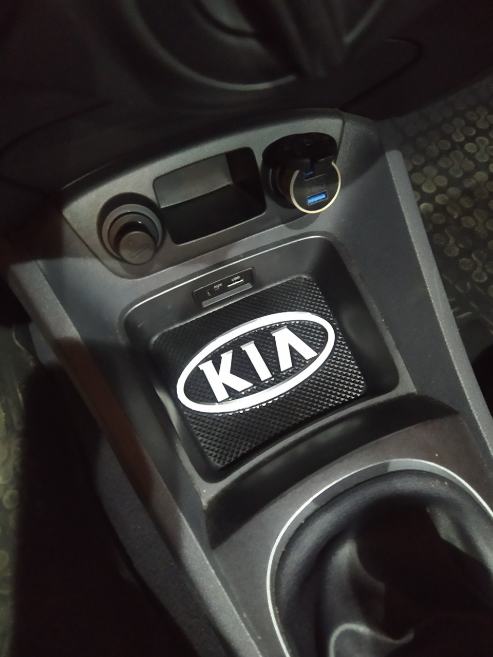 Коврик в нишу консоли — KIA Rio (2G), 1,4 л, 2009 года | стайлинг | DRIVE2