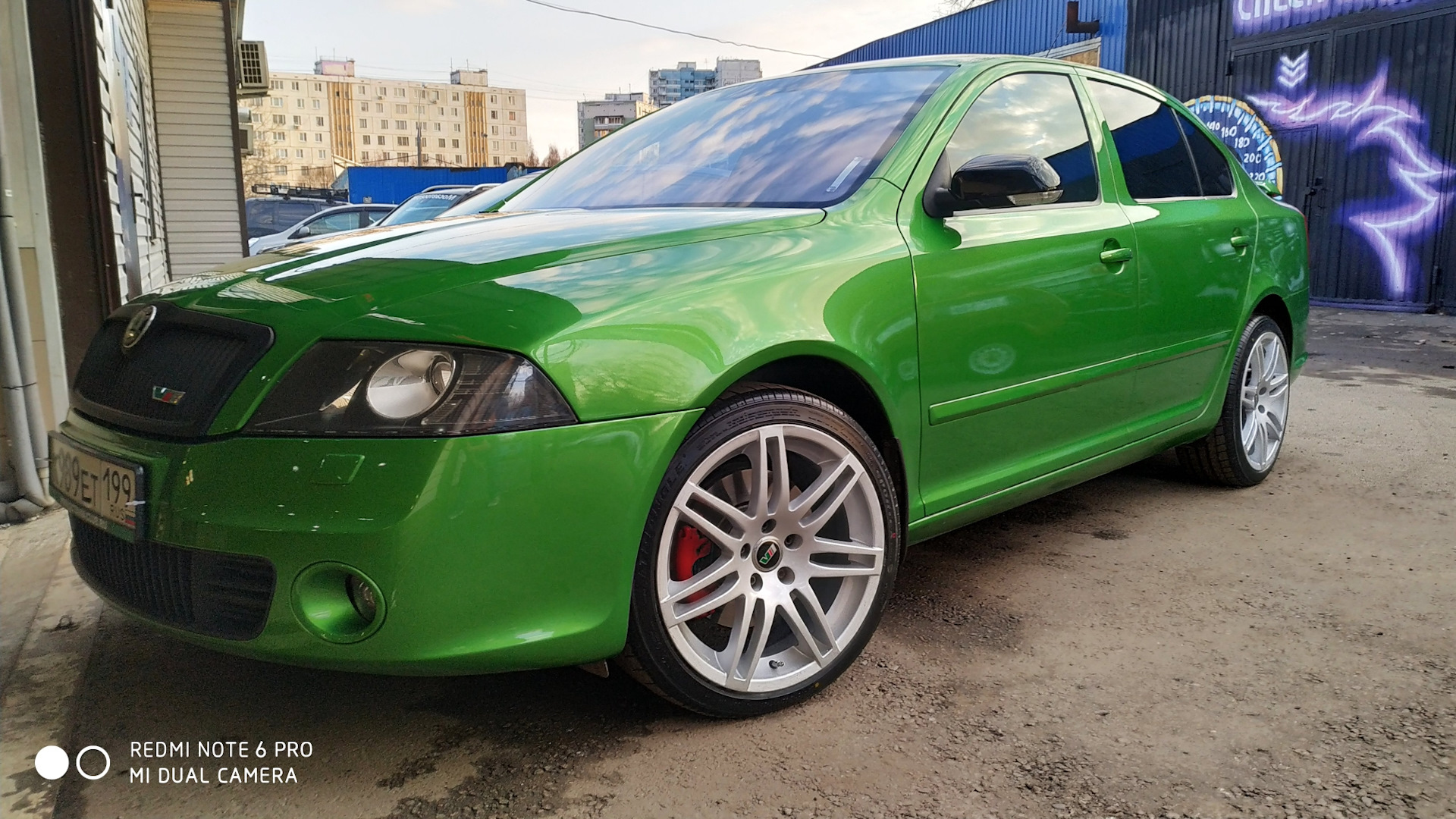 Диски 2005. Skoda Octavia RS 2005. Октавия а5 перекрас. Октавия а5 RS Болотная. Перламутровая Skoda Octavia RS.