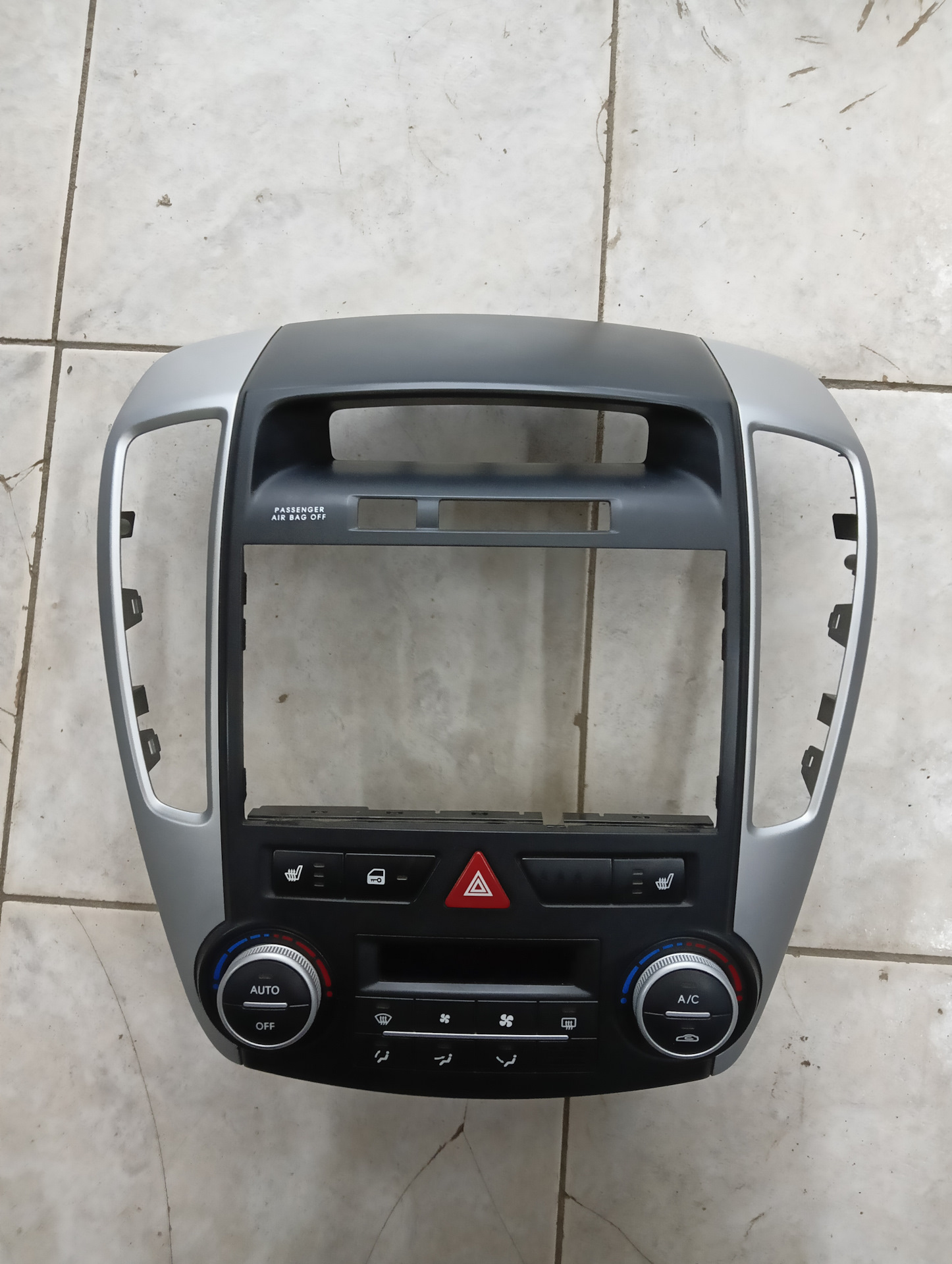 Центральная консоль в черный — KIA Ceed (1G), 1,6 л, 2011 года ...