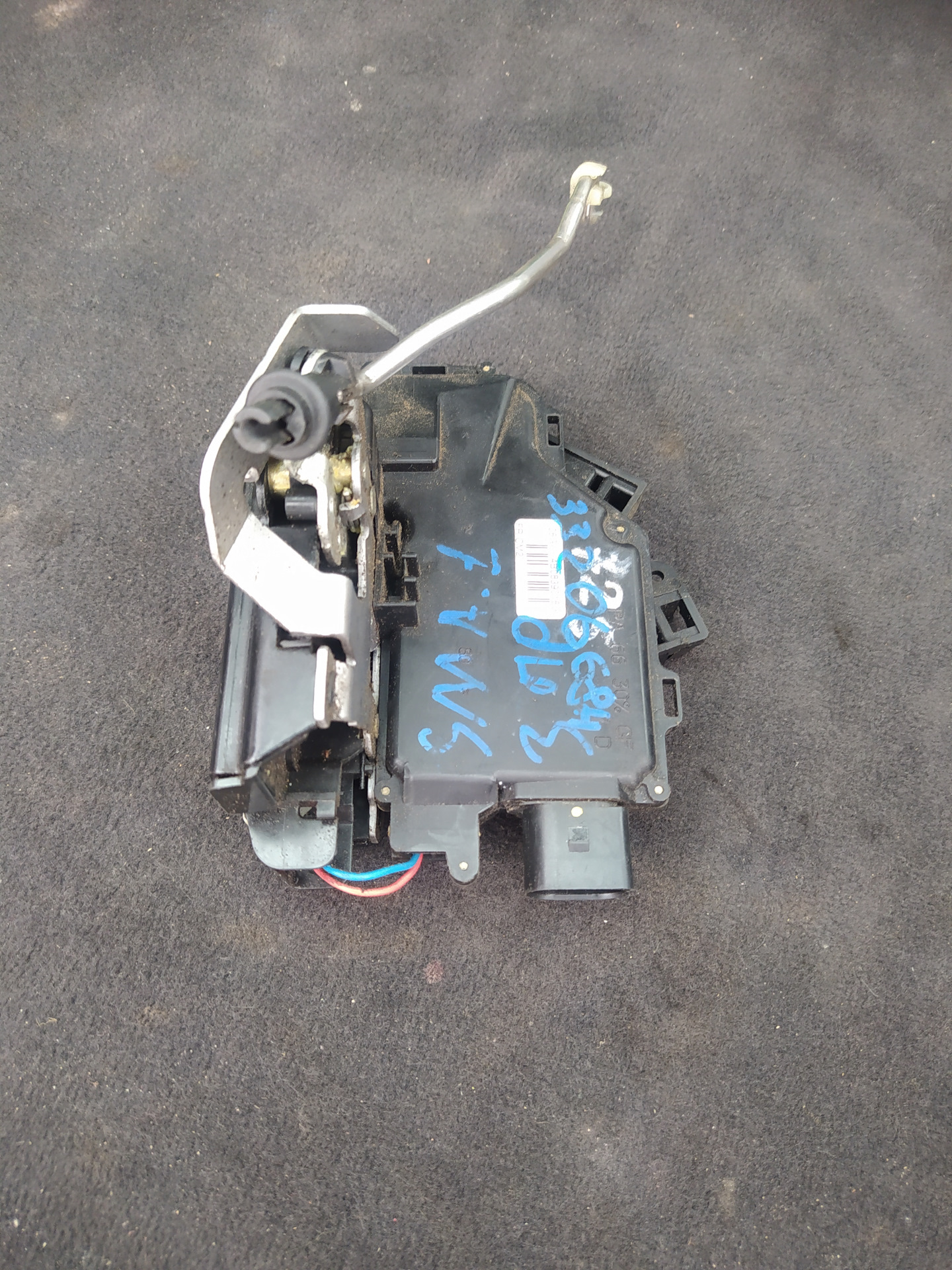 Поставил задний замок двери в переднюю пассажирскую — Audi A6 Avant (C5 ...