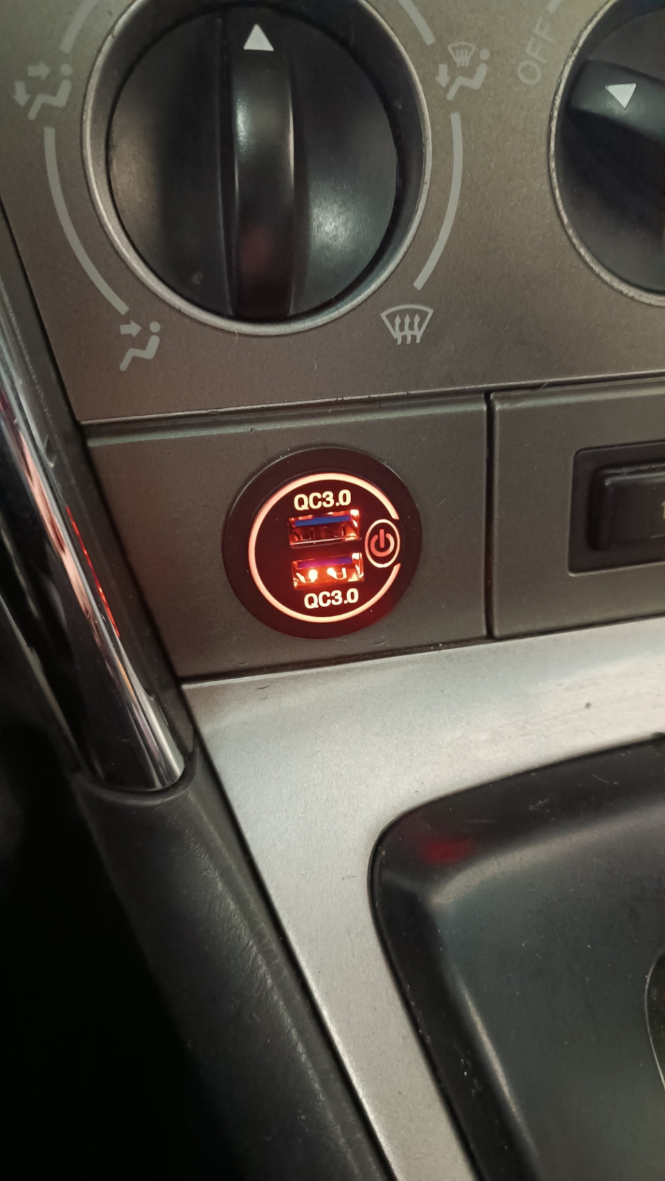 Зарядка вместо прикуривателя — Pontiac Vibe (1G), 1,8 л, 2003 года ...