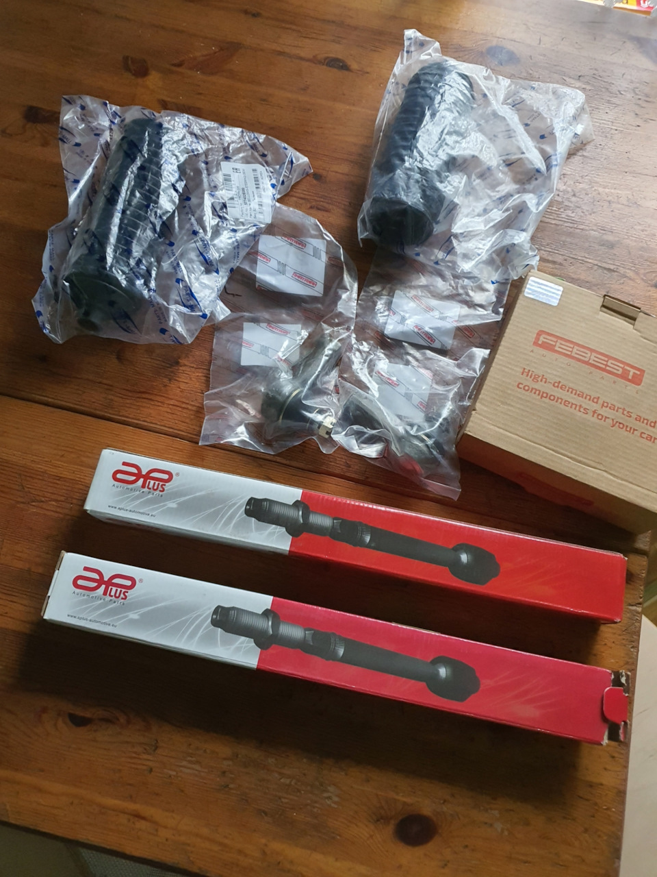 Ну вот, готовлю запчасти, небольшому — то заменить надо будет шаровые ...