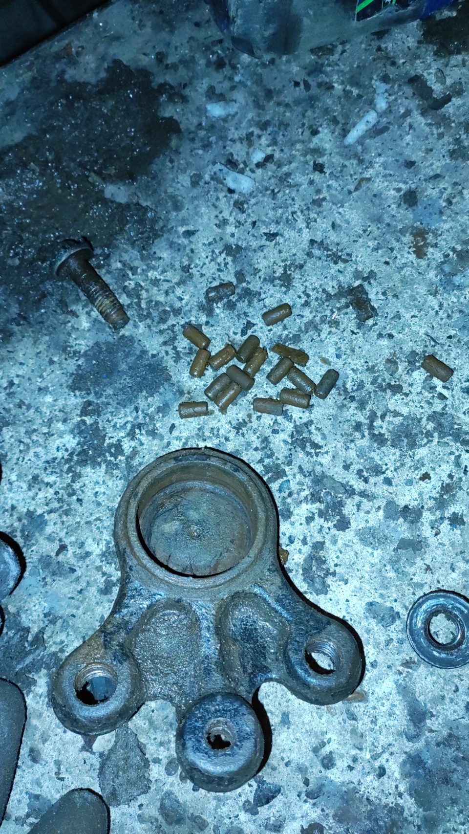 Замена нижней шаровой опоры \"гусиная лапка\" — Peugeot 407, 3 л, 2006 ...