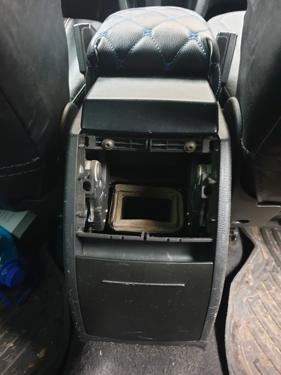 Подлокотник — Skoda Yeti, 1,8 л, 2010 года | поломка | DRIVE2