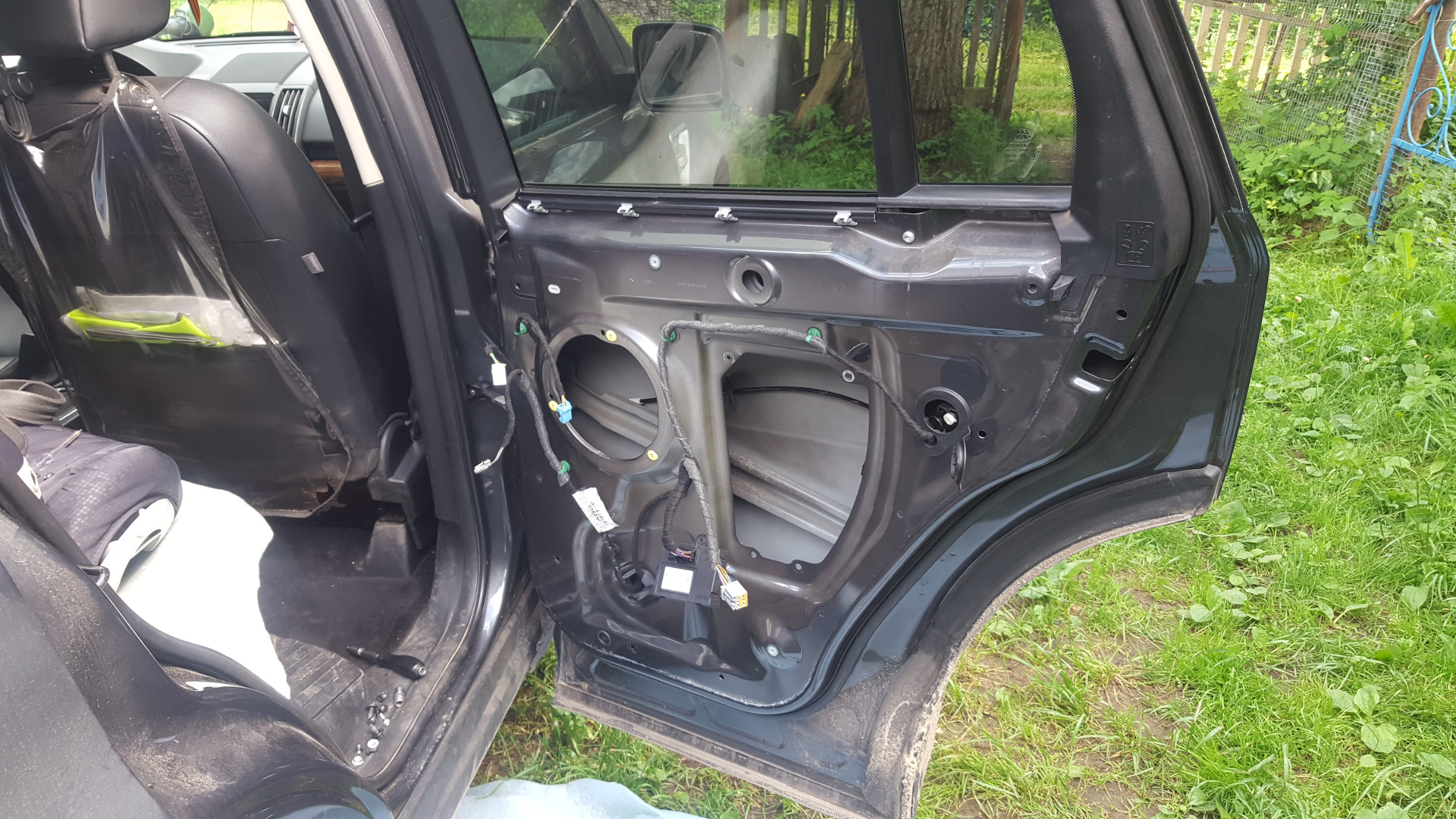 Моторчик замка задняя правая — Land Rover Freelander 2, 3,2 л, 2008 ...