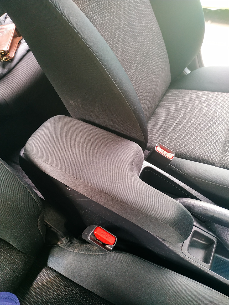 Перетяжка центрального подлокотника. Как его снять. — Honda Fit (3G), 1 ...