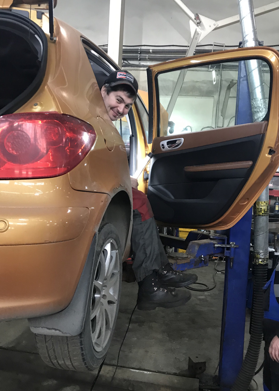 Доктор колдует с тросами ручника — Peugeot 307