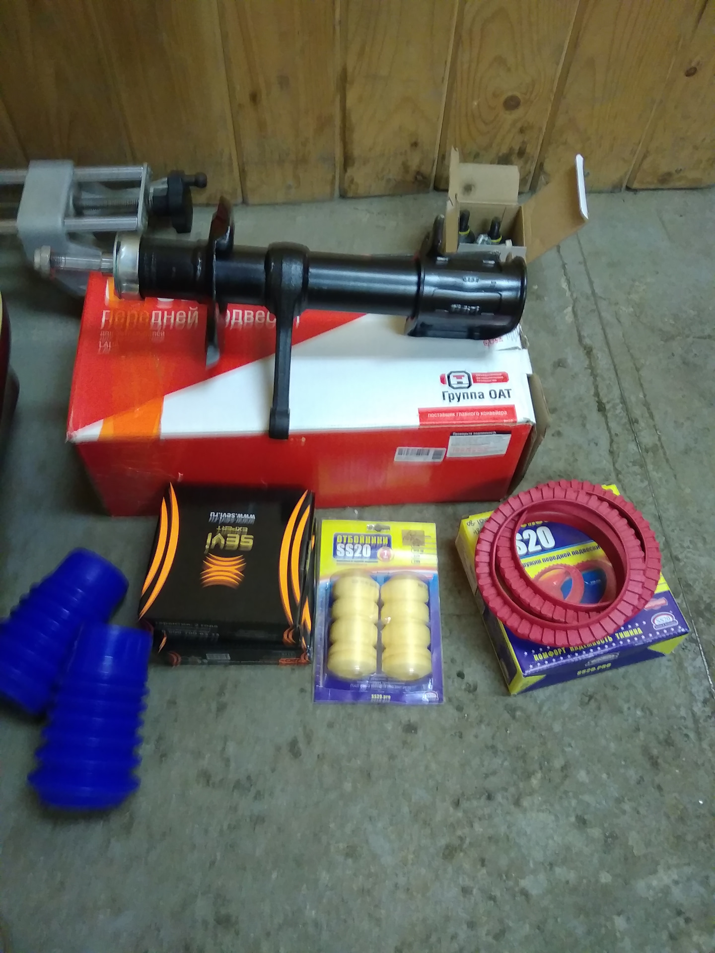 Передняя стойка потекла — Lada Приора седан, 1,6 л, 2012 года | визит ...