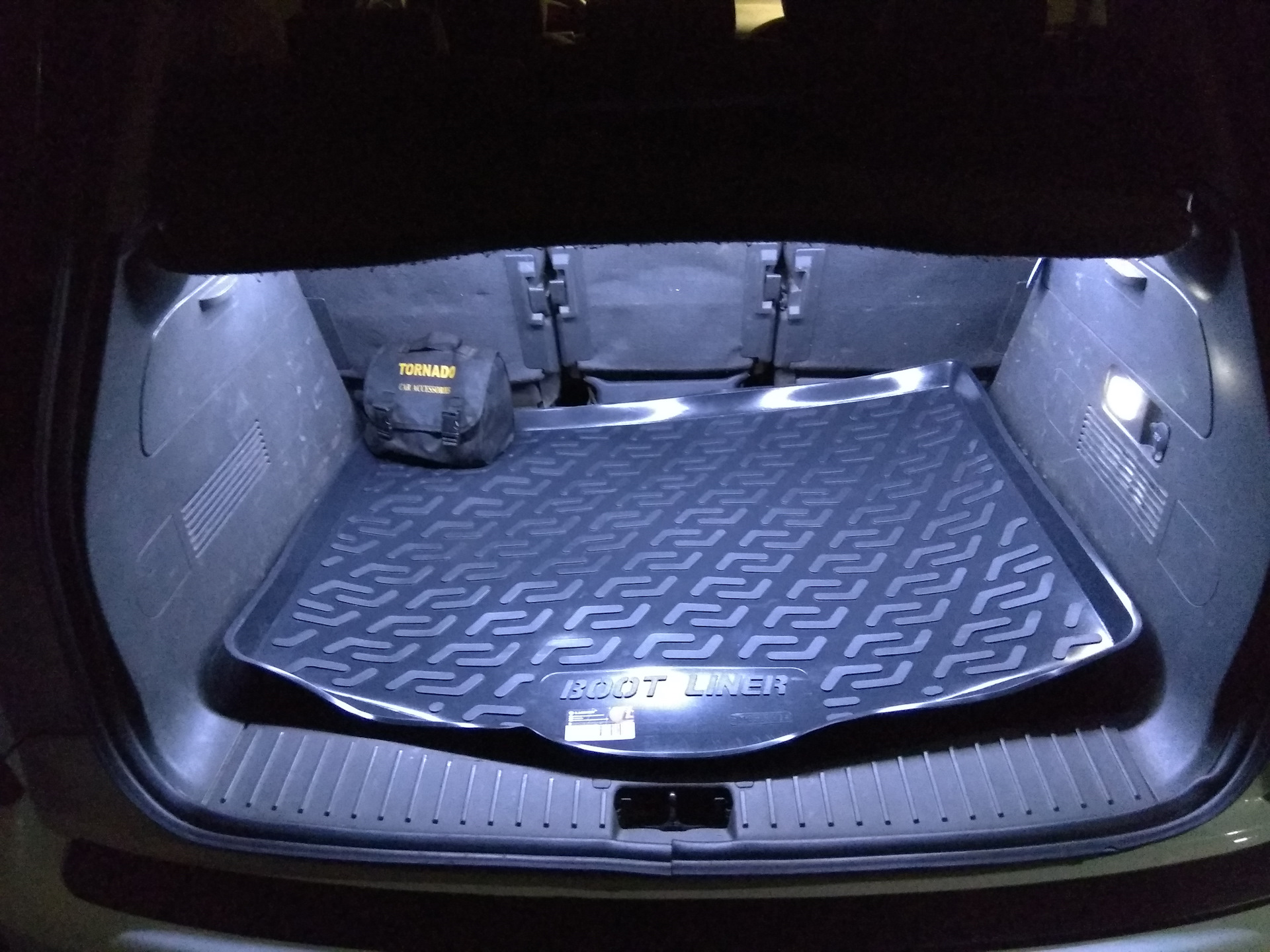 Подсветка багажника форд. Багажник Форд Куга 2. Подсветка багажника Форд Куга 2. Подсветка багажника Kuga 2. Ford Kuga 2 2013 подсветка багажника.