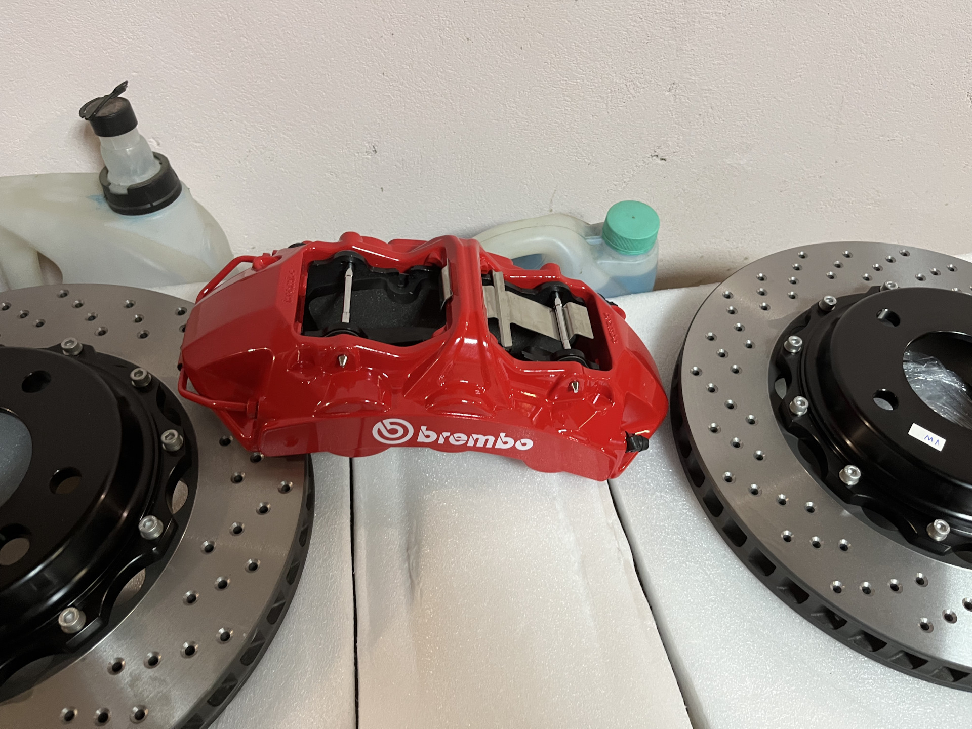 Тормаз. Суппорт тормоза мерседес амг. Спортивные тормозные диски. Дисковые тормоза автомобиля. Тормозные диски и колодки.