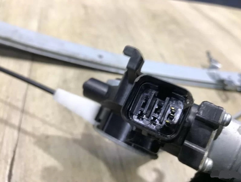 Фишка всего с двумя контактами. Об этом позже. — Subaru Outback (BR)