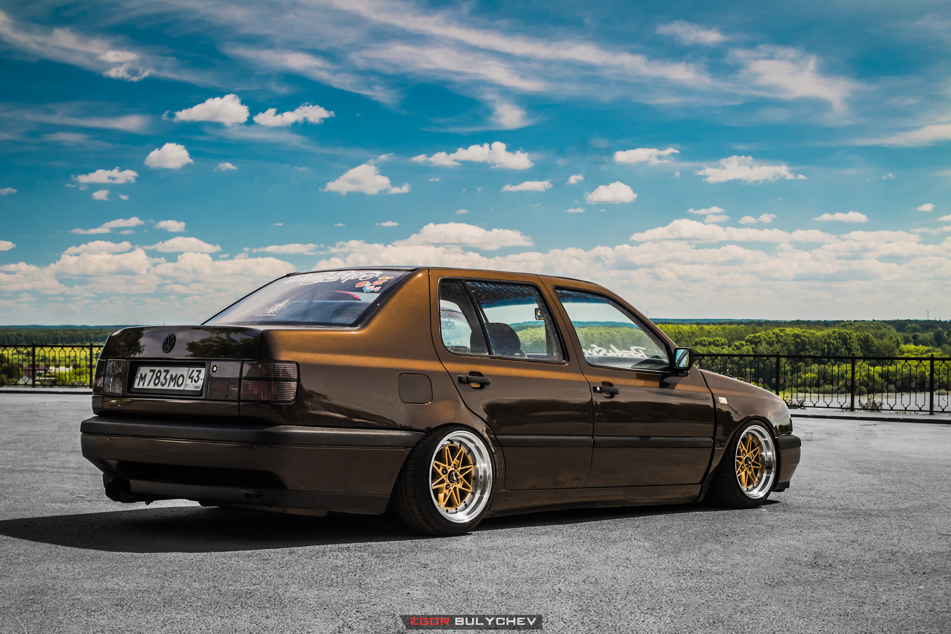 VW Vento stance