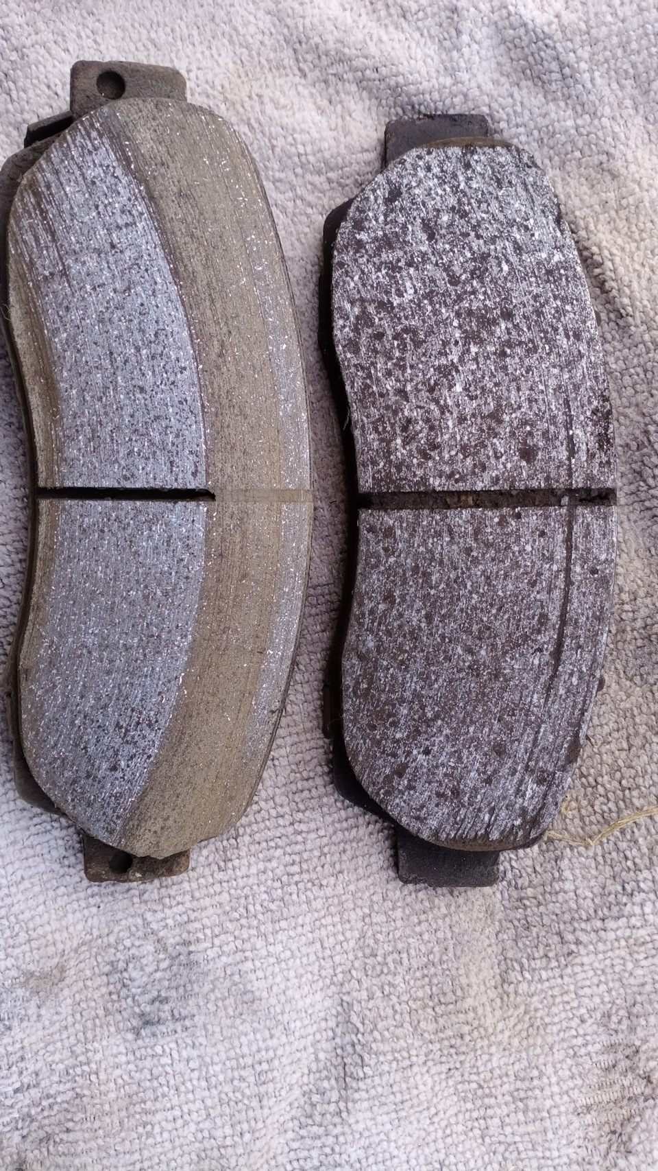 Слева оригинал 62 тыс пробега, справа айсер 22 тыс пробега. Айсер равномерно изнашивается, родная колодка производства фирмы Demro — изнашивается абы как. Поэтому на стоковых торможение Demro — Haval F7 (1G)