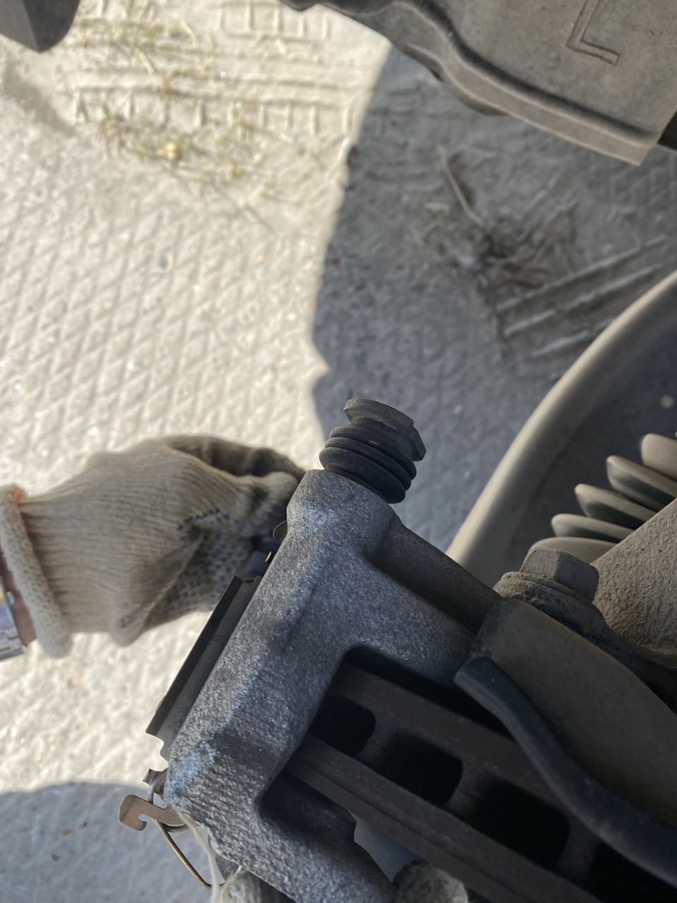 Особое внимание было уделено состоянию направляющих пальцев — в нашем случае все безукоризненно (подготовили специальную смазку для направляющих пальцев). — Nissan X-Trail III (t32)