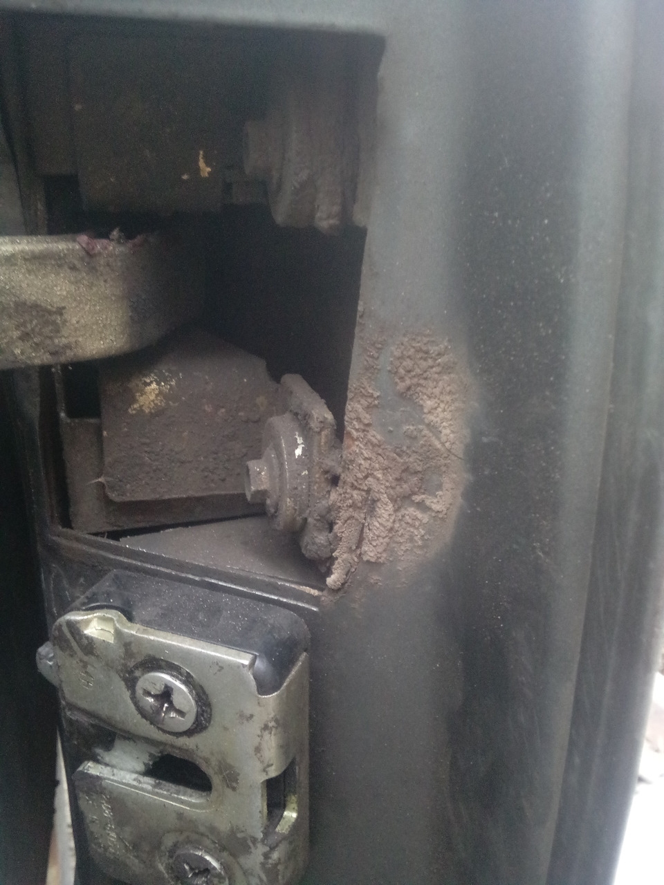 Затем ключом на 8 открутил 2 болтика — Lada 2120 Надежда