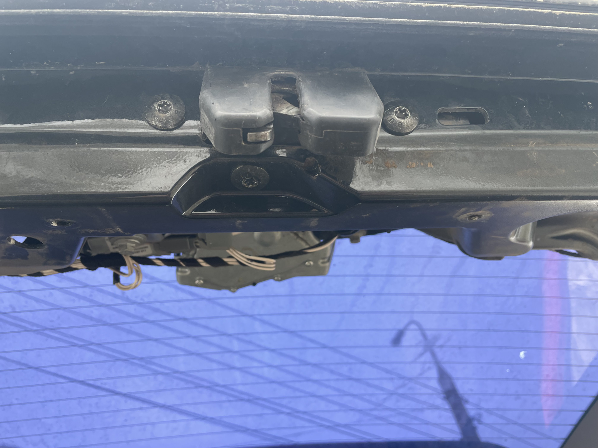 Ремонт замка багажника — Volvo XC90 (1G), 2,5 л, 2008 года | поломка ...