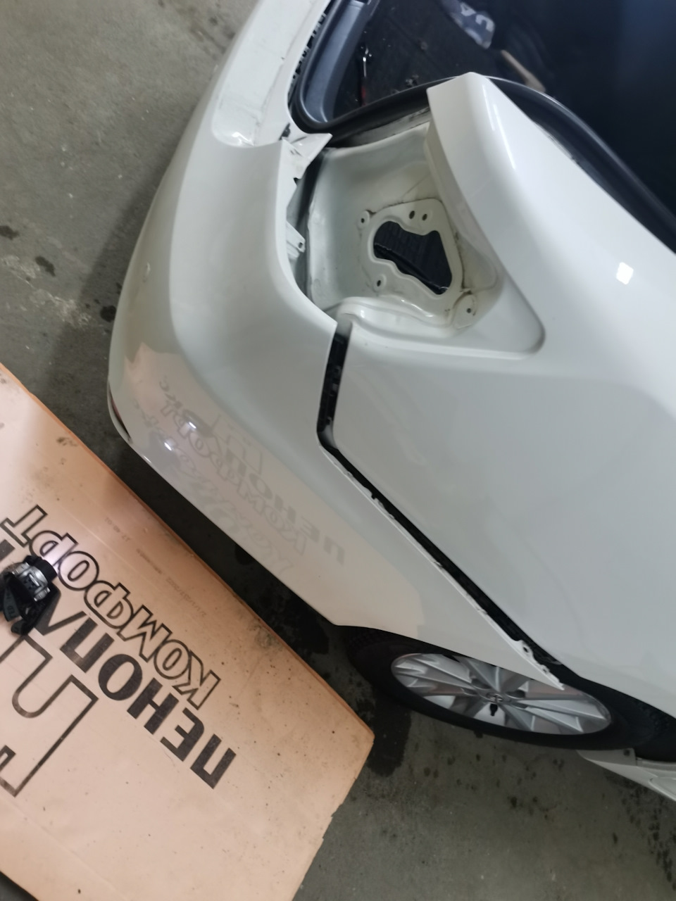 Откинул правую сторону бампера чтоб достать фонарь — Toyota Camry (XV50)