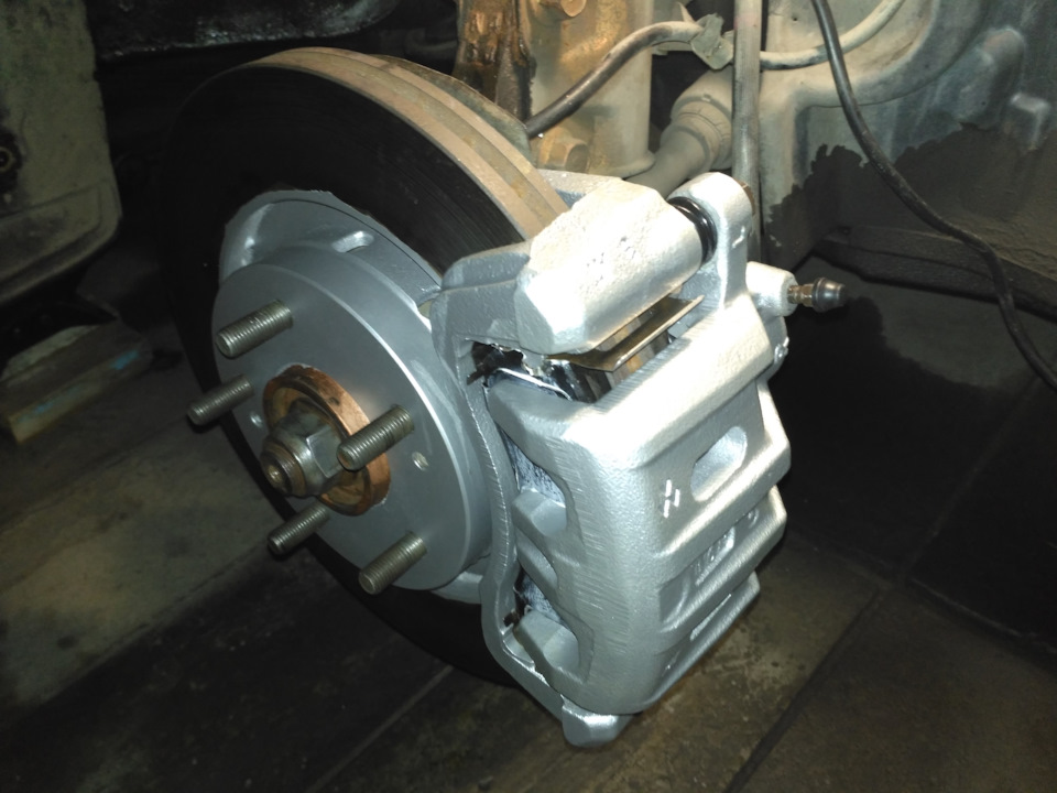 Тормозной суппорт ваз 2107. Схема суппорта форд мондео 2. Суппорт 2108 на ниву шевроле. Установка тормозного суппорта. Суппорт дискового тормоза логан 2.