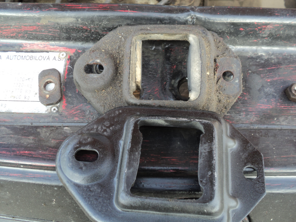 Заменил верхнюю опору двигателя (КПП?), свечи и пришлось по-быстрому ...