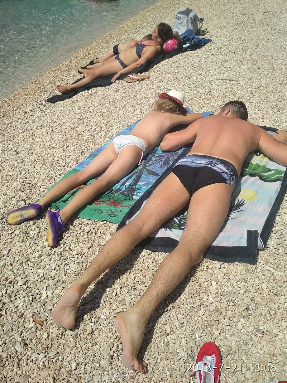 Папа со старшей малышкой загорает… — Renault Espace (4G)