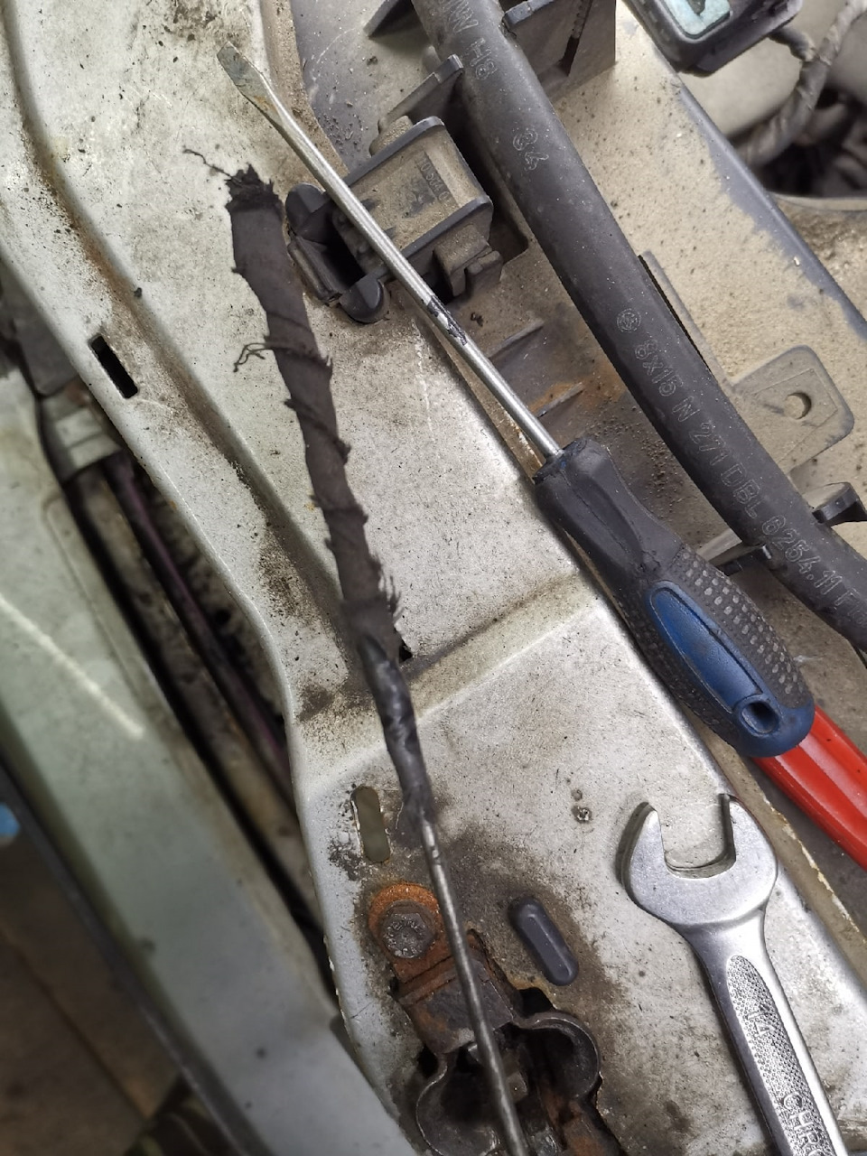 isAAAgKRjeA 960 мокрые форсунки дизель в чем причина