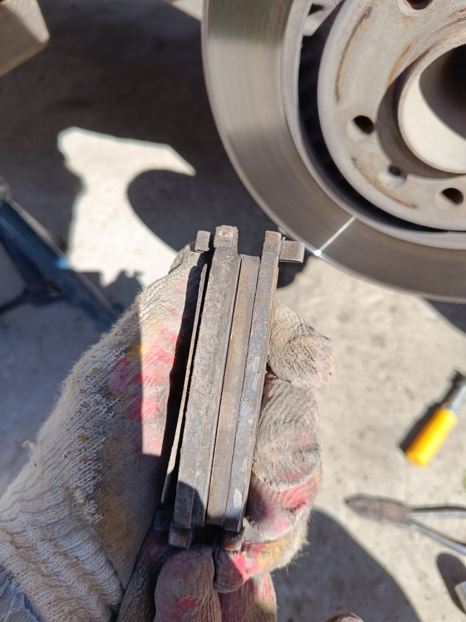 Слева остаток внутренней колодки больше, чем на правой стороне — Citroen Spacetourer