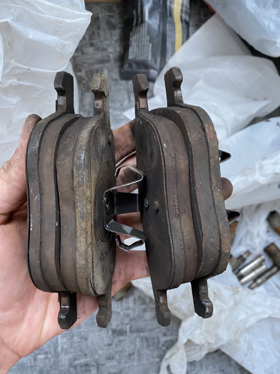 Замена передних тормозных дисков и накладок — Mazda 3 (1G) BK, 1,6 л ...