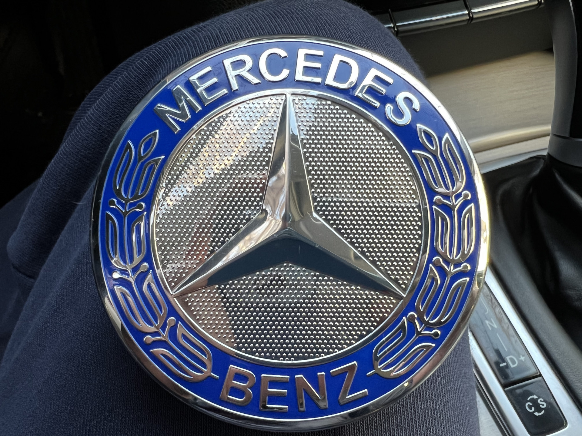 Шильдик на колесо Mersedes Benz. Шильдики на диски Мерседес. Шильдик на колеса w212 AMG. Шильдики на дисках Самурай.
